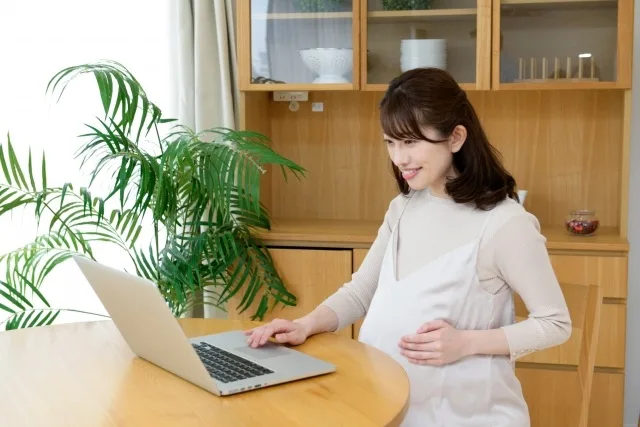 妊娠中って暇すぎる！安全に働ける仕事7選と効率的な探し方【2025年版】